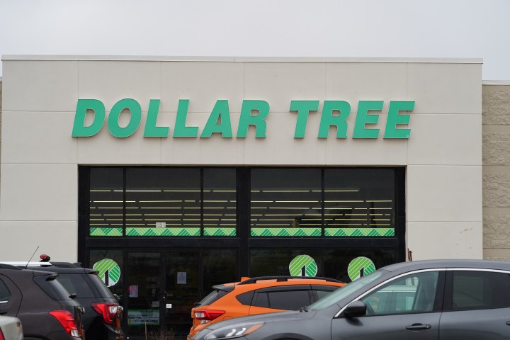 Las estacas de metal con forma de girasol están en oferta en Dollar Tree por U$D 2, ¡una opción más económica que Amazon por U$D 25!