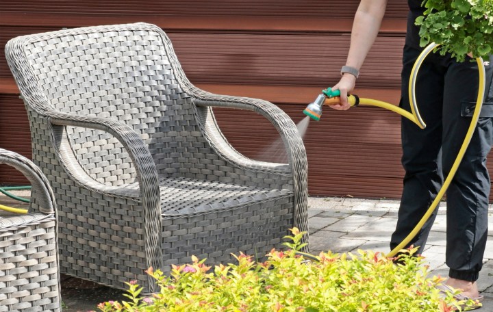 ¿Buscas muebles de exterior? Este encantador juego de patio en Target está en oferta de $500 a $180. ¡Ideal para otoño!