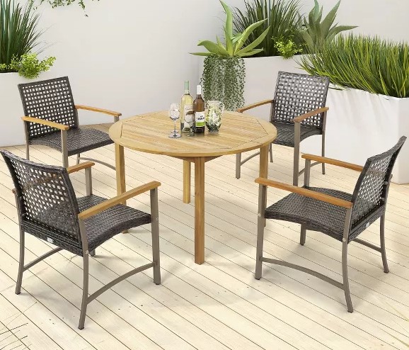 Haz de tu jardín un lugar especial con el juego de sillas de mimbre Tangkula. Precio rebajado a $249.99, diseño elegante y resistente.