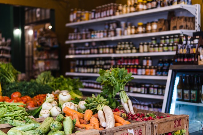 Twice as Nice y Cost Less son los almacenes en California que todo revendedor debe conocer. Descubre cómo comprar productos a precios de descuento.