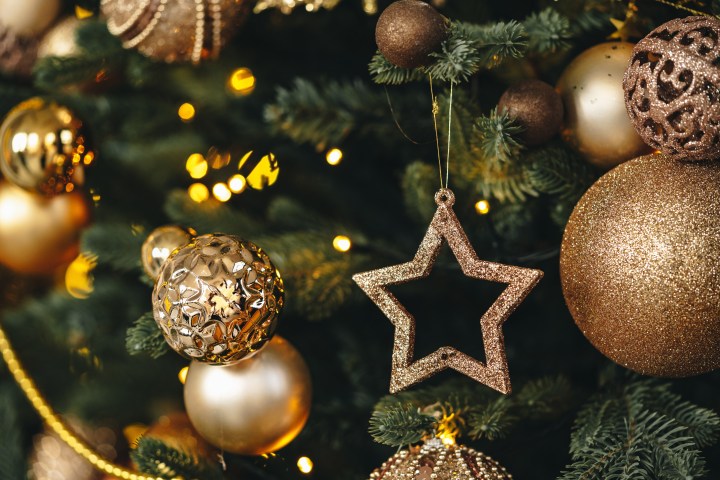 Disfruta de un árbol de Navidad preiluminado de 9 pies y ahorra $249 con esta oferta exclusiva en línea. ¡Perfecto para una Navidad sin estrés!
