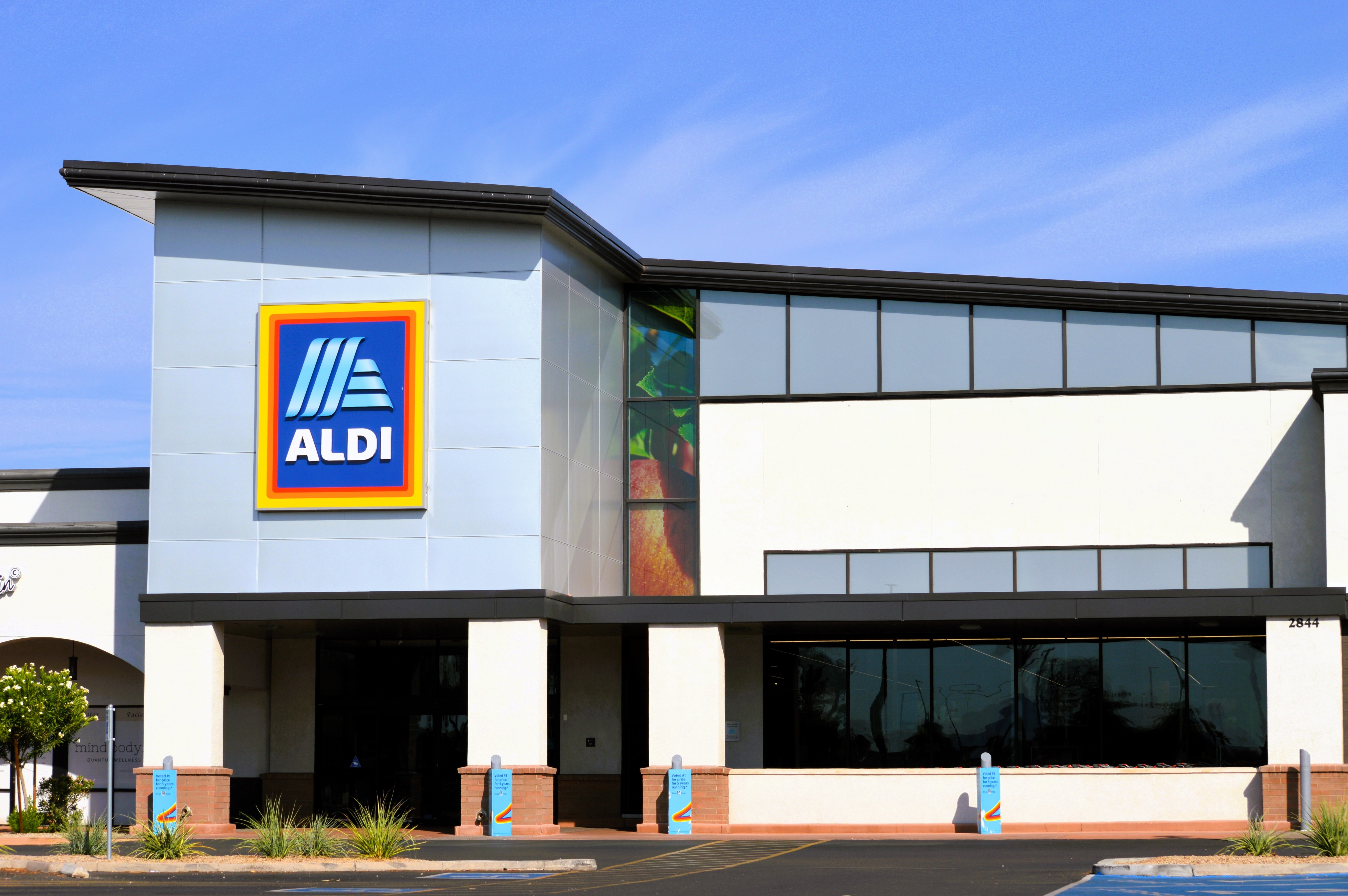 Aldi permite ahorrar hasta USD 100 al mes frente a otros supermercados como Walmart. ¡Conoce por qué es la opción favorita de los consumidores en 2024!