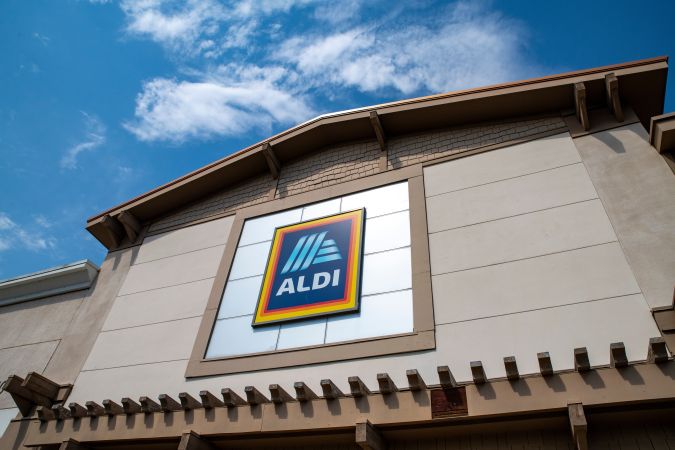 Aldi promete alimentar a diez personas por menos de $47. Lee nuestro análisis sobre cómo se compara esto con Walmart en Acción de Gracias.