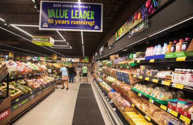 Explora cómo el diseño eficiente de las tiendas Aldi y los descuentos en productos perecederos pueden ayudarte a ahorrar significativamente.