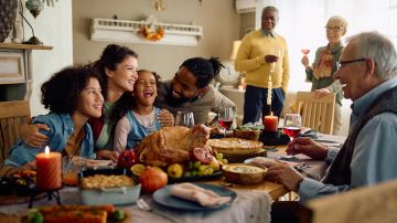 Aldi lanza su canasta especial de Acción de Gracias con precios preinflacionarios. Conoce cómo se compara con Walmart y ahorra en tu cena.