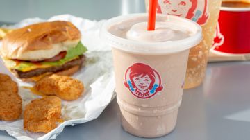 Wendy's responde a McDonald's con su Frosty por $1. Disfruta este helado clásico en ciudades como Las Vegas y Los Ángeles. ¡Oferta limitada!