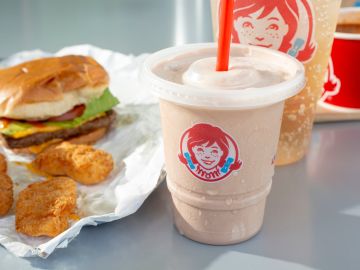 Wendy's responde a McDonald's con su Frosty por $1. Disfruta este helado clásico en ciudades como Las Vegas y Los Ángeles. ¡Oferta limitada!