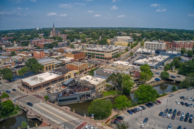 Ahorra en grande con Wayfair en Naperville. Encuentra una gran variedad de productos reacondicionados y devoluciones de compras en línea a precios increíbles. ¡Renueva tu hogar sin gastar una fortuna!