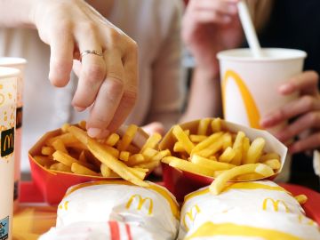 Prueba la nueva Chicken Big Mac® con patties de pollo empanadas en tempura. Disponible por tiempo limitado en restaurantes participantes.