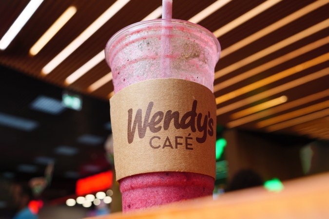 La guerra del fast food continúa: Wendy's lanza su Frosty por $1 en ciudades clave de EE.UU. como parte de su estrategia contra McDonald's.