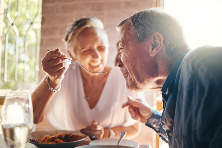SNAP, TEFAP y más: Todos los programas de asistencia alimentaria para personas mayores