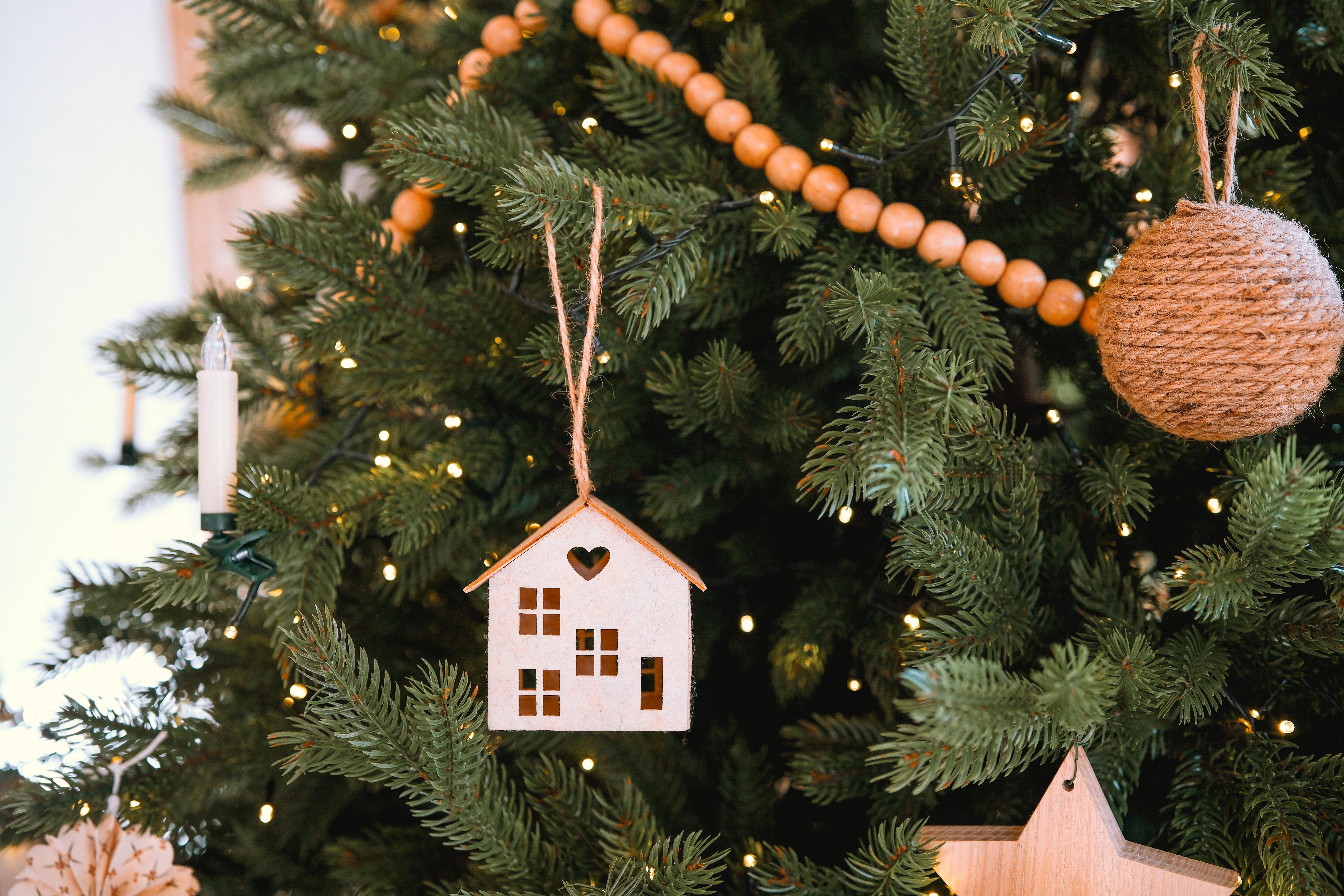 The Salvation Army, United Way y más: descubre cómo obtener un árbol de Navidad decorado sin costo en 2024.