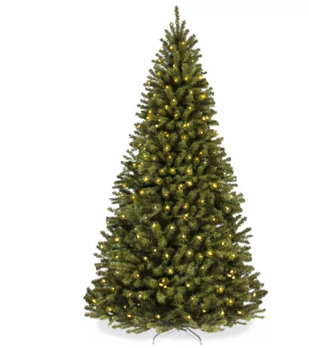 Este árbol de Navidad artificial con luces preinstaladas está al 54% de descuento. ¡Solo $99.99 en Target!