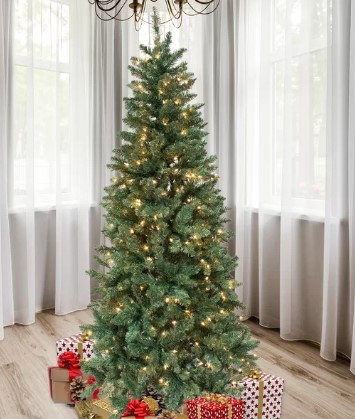 Crea un ambiente mágico con este árbol de Navidad iluminado de 7 pies por $53.99. Fácil de armar y con estilo moderno.