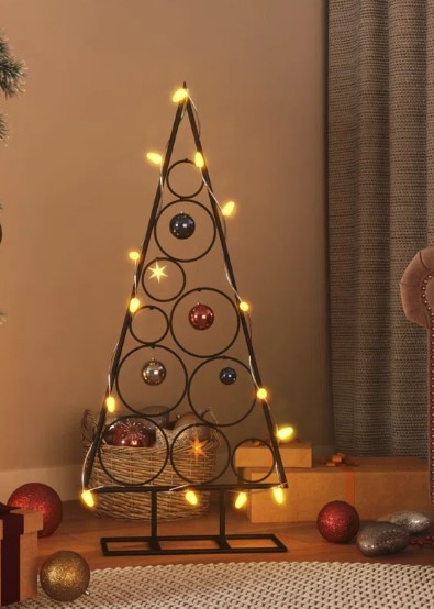 Lleva a casa este árbol de Navidad básico de 9 pies por $29.99. Una opción elegante y económica para decorar.