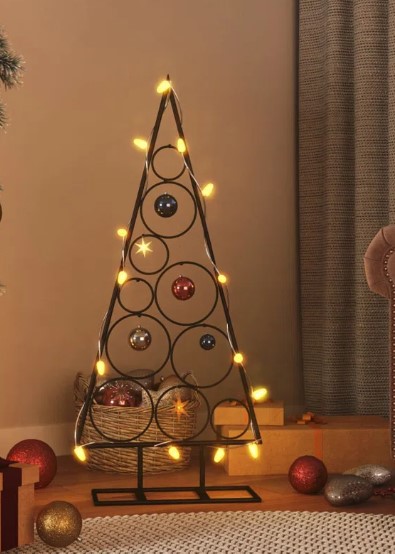 Lleva a casa este árbol de Navidad básico de 9 pies por $29.99. Una opción elegante y económica para decorar.
