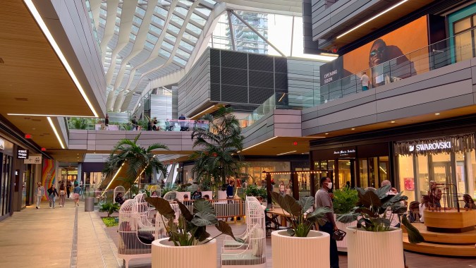 Enfoque en la planificación y la experiencia de compra ¿Listo para el Black Friday más épico? Miami te ofrece una experiencia de compras única con outlets y centros comerciales de lujo.
