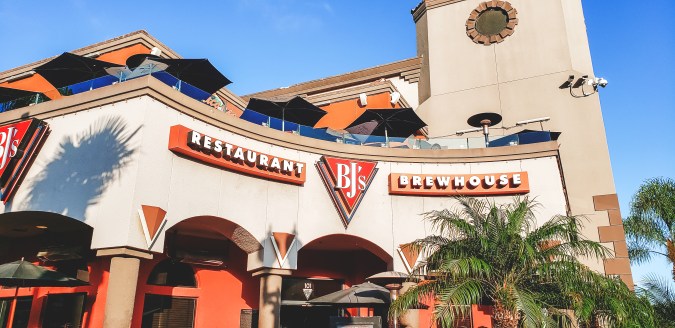 BJ's Restaurant & Brewhouse celebra el Día de los Veteranos 2024 con un postre gratuito y cupones exclusivos para futuros aperitivos.