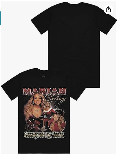 Celebra la temporada navideña con la camiseta collage de Mariah Carey, un diseño único de los años 90. Por $45, lleva el espíritu festivo a tu armario y muestra tu amor por la música de la Reina de la Navidad.