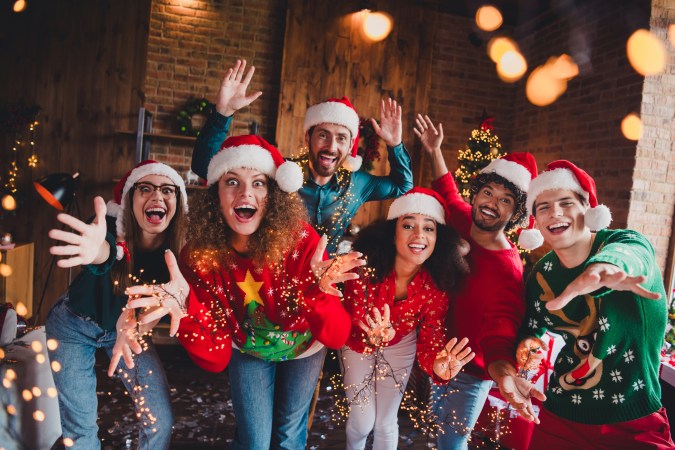 Navidad no tiene que significar gastar de más. Descubre cómo aprovechar ofertas, crear un presupuesto y usar tarjetas de regalo para evitar gastos innecesarios.