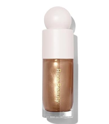 Consigue el iluminador "Positive Light" Enlighten de Rare Beauty y resalta tu belleza.