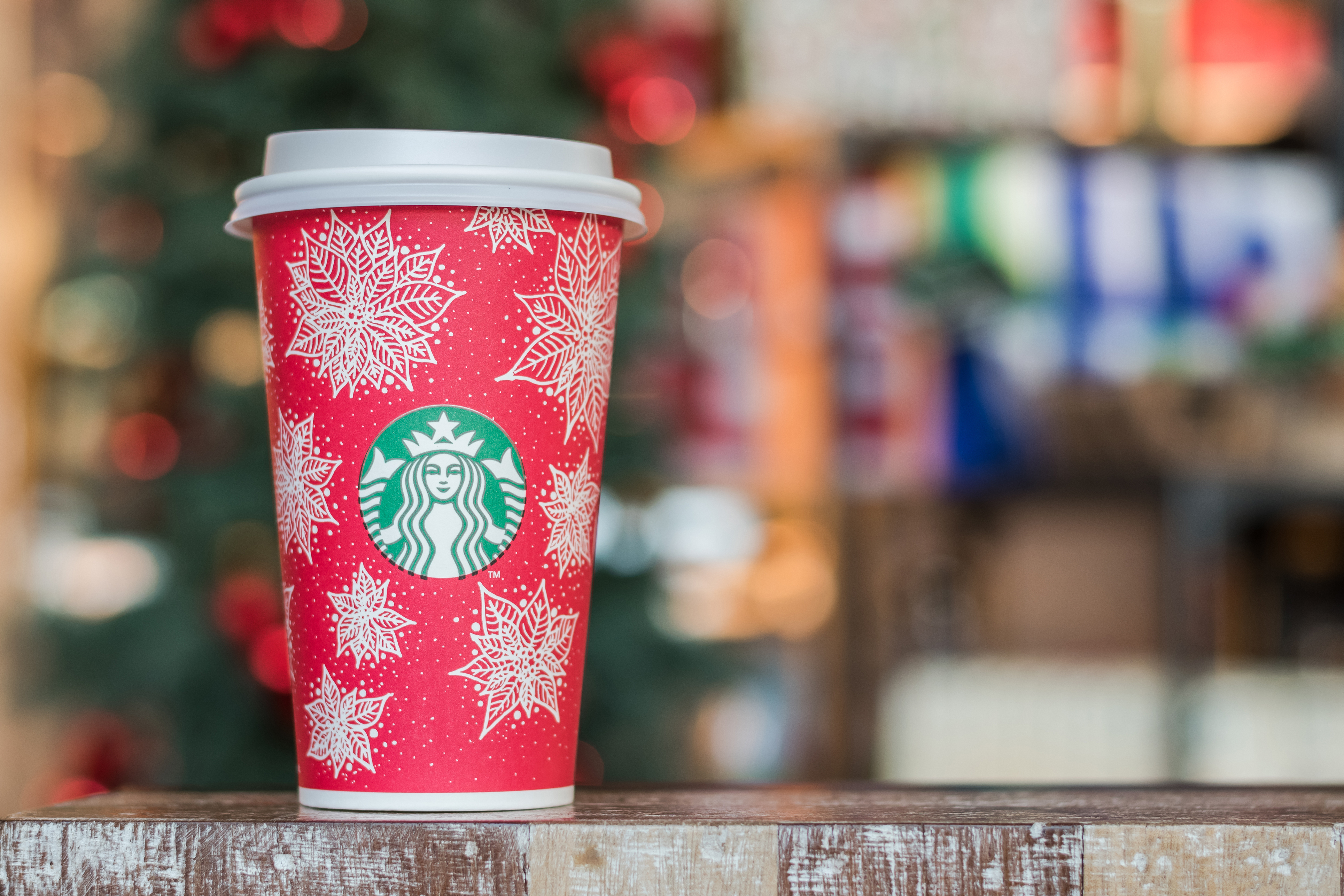 El 14 de noviembre de 2024, Starbucks celebra el Red Cup Day con un vaso rojo reutilizable gratis al pedir una bebida navideña. ¡Aprovecha esta oferta limitada!