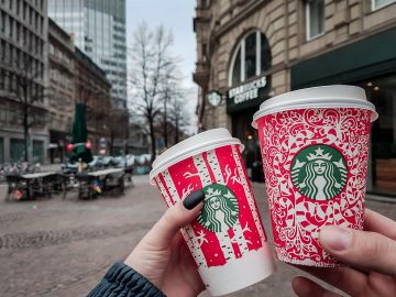 El Red Cup Day de Starbucks trae un vaso rojo reutilizable gratis este 14 de noviembre. ¡Disfruta tus bebidas festivas y celebra la temporada navideña con estilo!