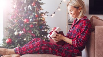 Los mejores regalos navideños para mujeres en 2024 están aquí. Conoce las opciones más populares, desde accesorios de belleza hasta prácticos diarios de gratitud.