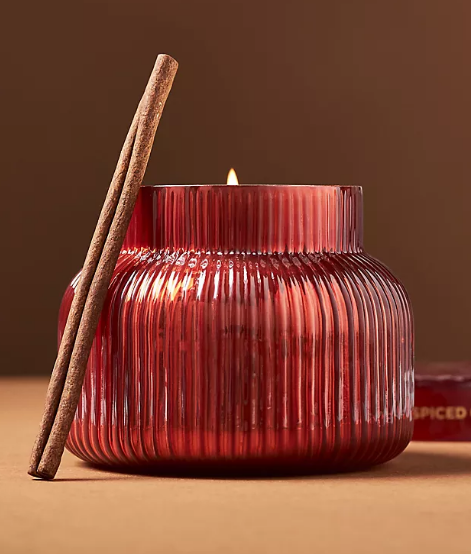 Crea un ambiente acogedor con la vela de hongo de vidrio. Con aromas de lichi y vainilla, ahora disponible por U$S39 en Anthropologie