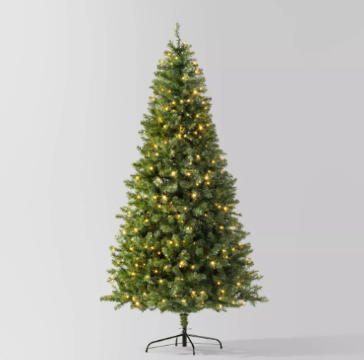 Decora tu hogar con el árbol de Navidad Wondershop™ con luces LED de colores duales. ¡Ahora a mitad de precio en Target!