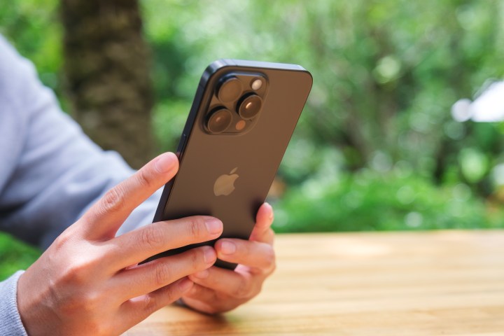 El Black Friday 2024 trae grandes descuentos en iPhones. Encuentra los precios más bajos en tiendas como Best Buy, Walmart y Straight Talk y ahorra en tu compra de un iPhone.
