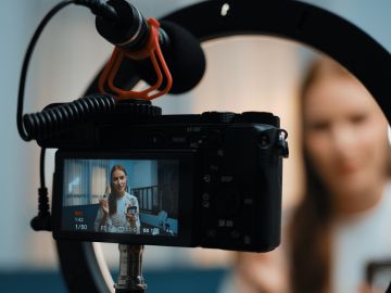 Macy’s tiene los mejores descuentos en cámaras de la temporada para vloggers y creadores de contenido.