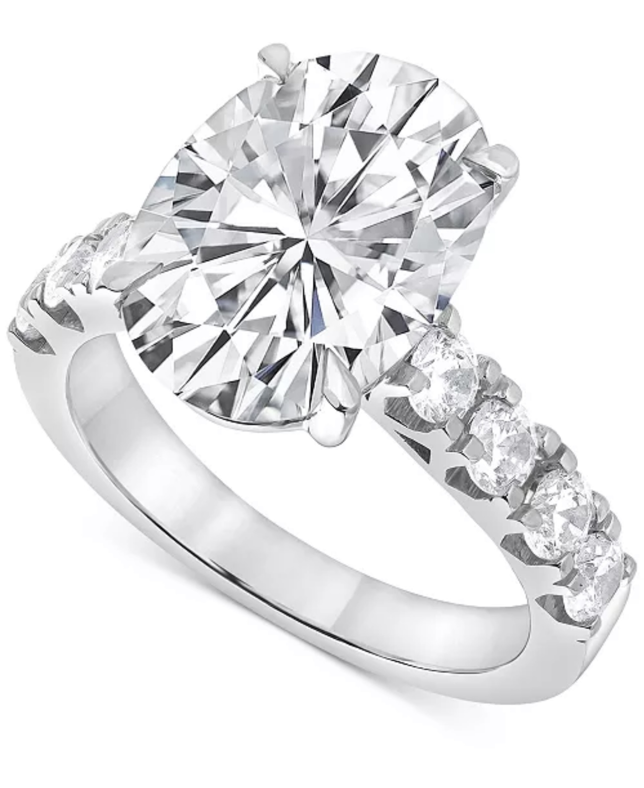 Diamond Oval Engagement Ring de Badgley Mischka.