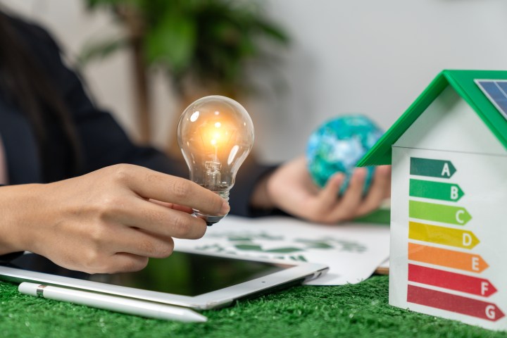 Iniciar un plan de ahorro de energía eléctrica puede ayudarte a reducir tus gastos mensuales.