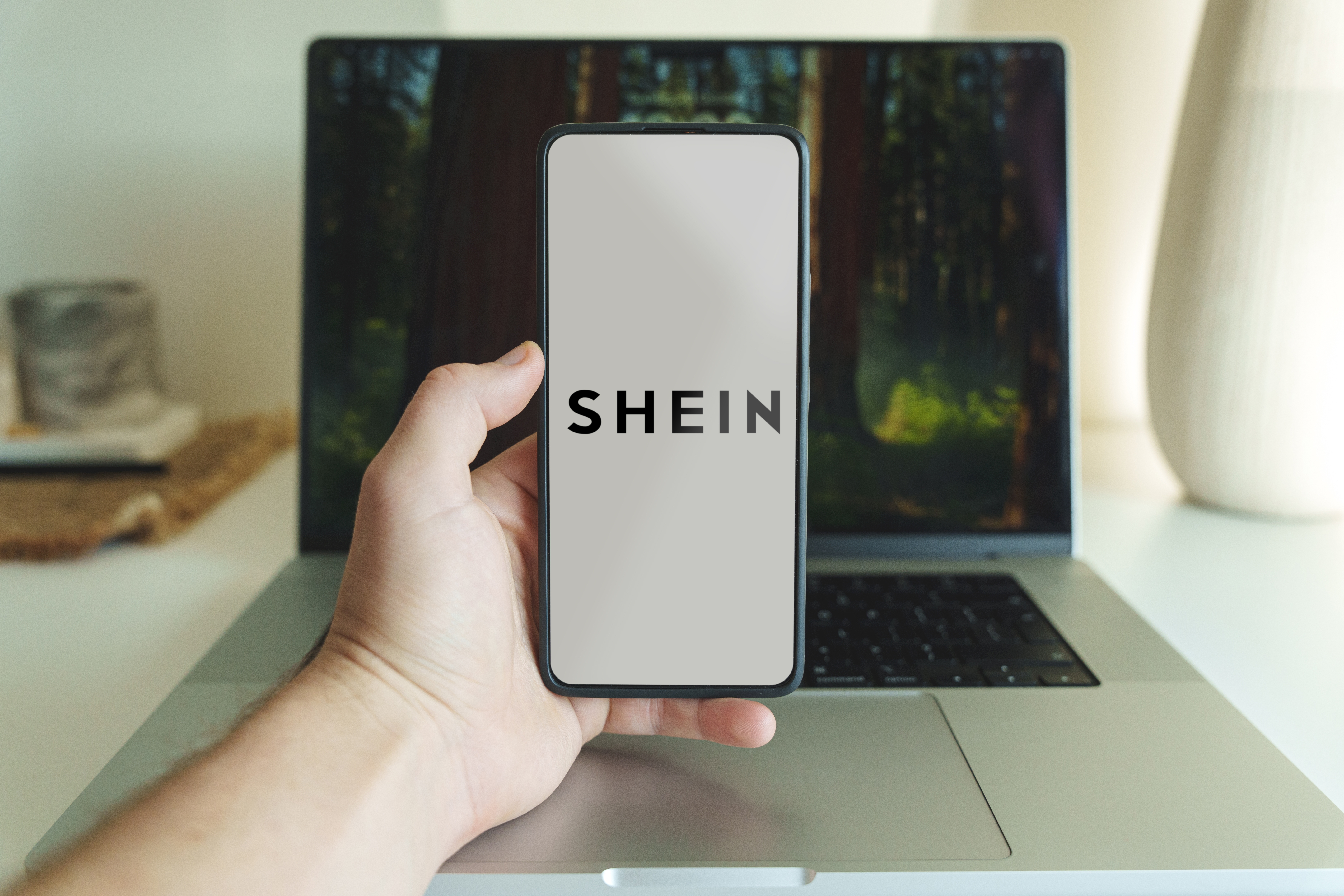 Usa tus redes sociales para encontrar códigos con descuentos para Shein.