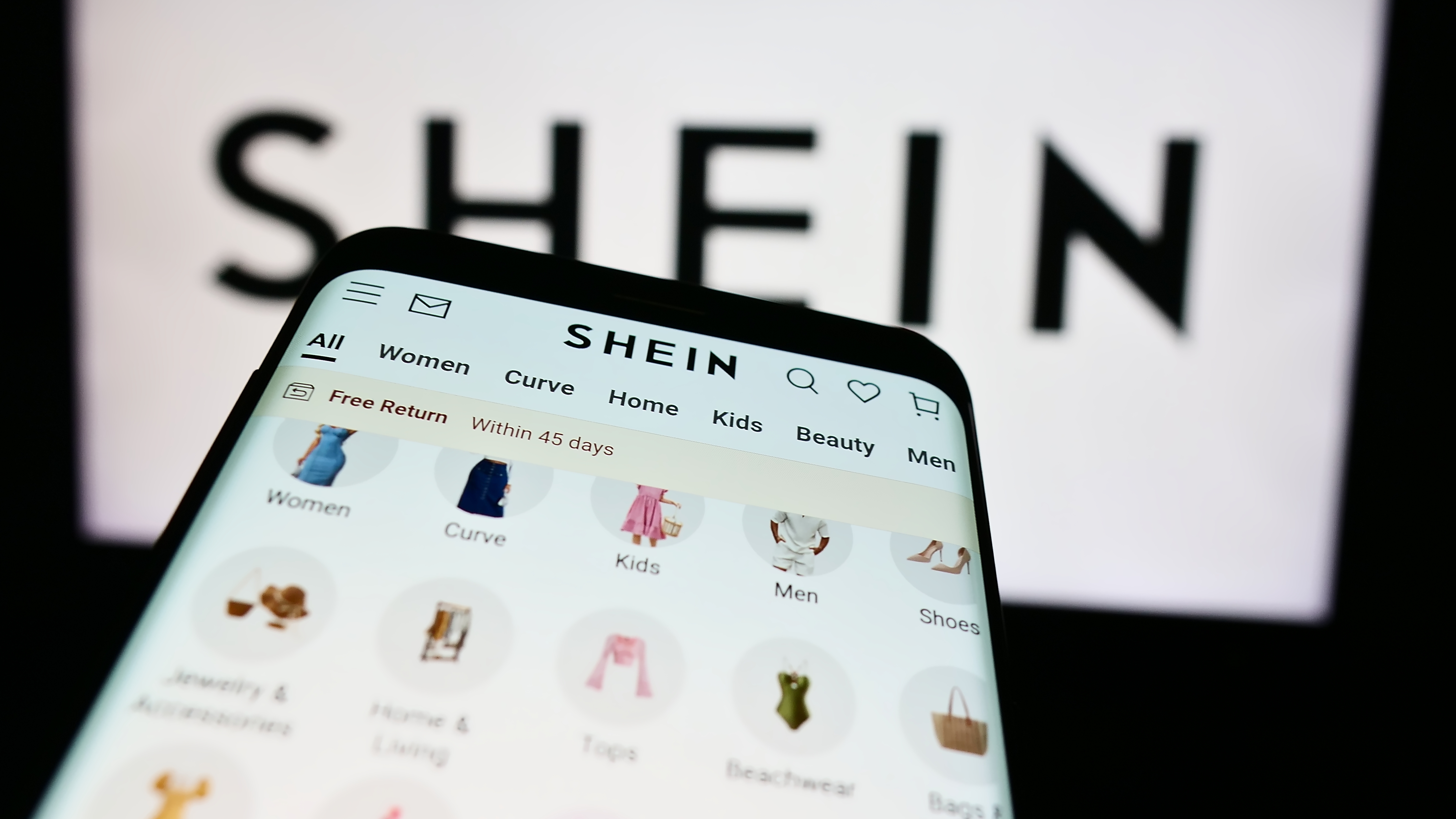 Shein es una de las tiendas que tendrá rebajas en enero.