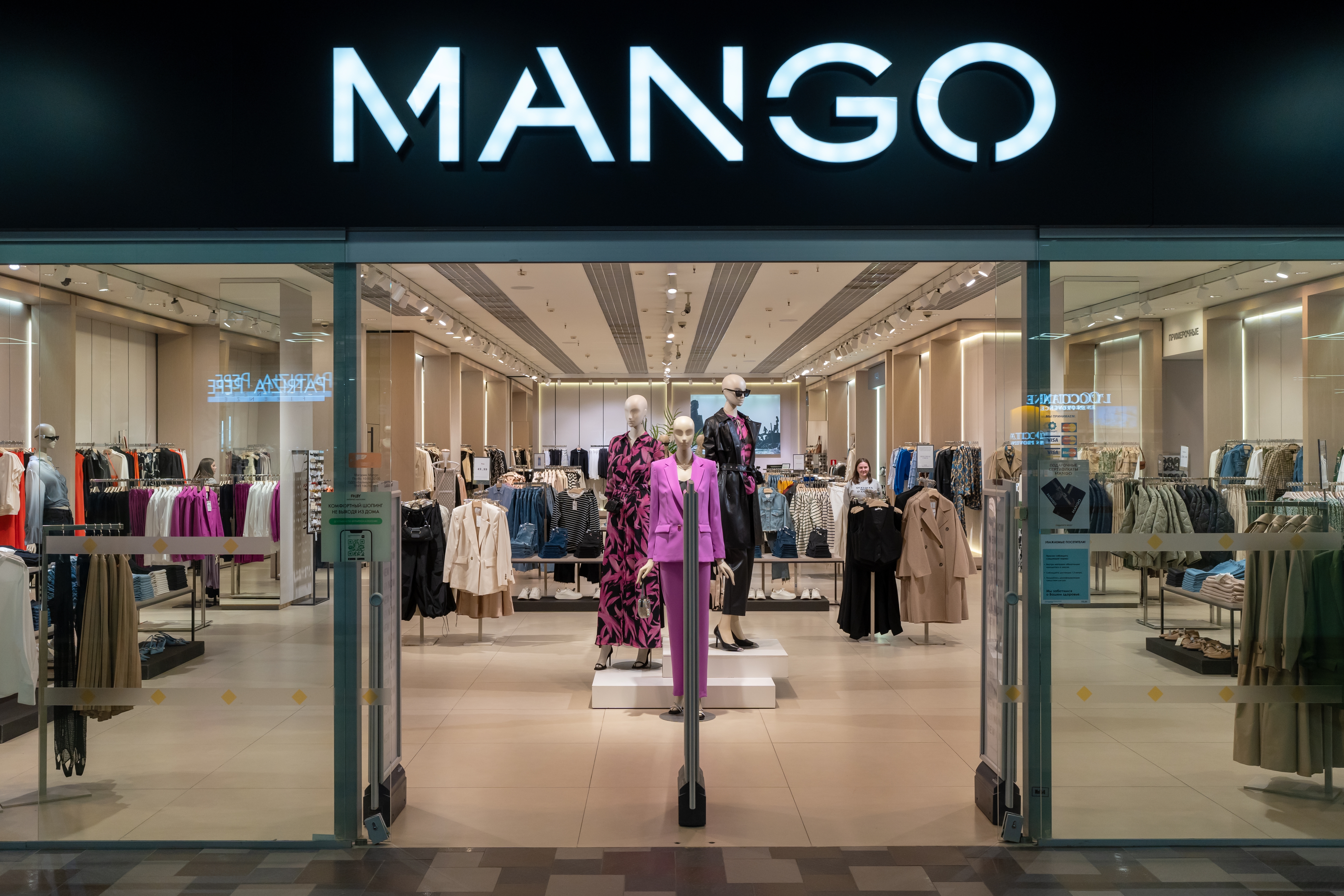 Mango es una de las tiendas que tendrá rebajas en enero.