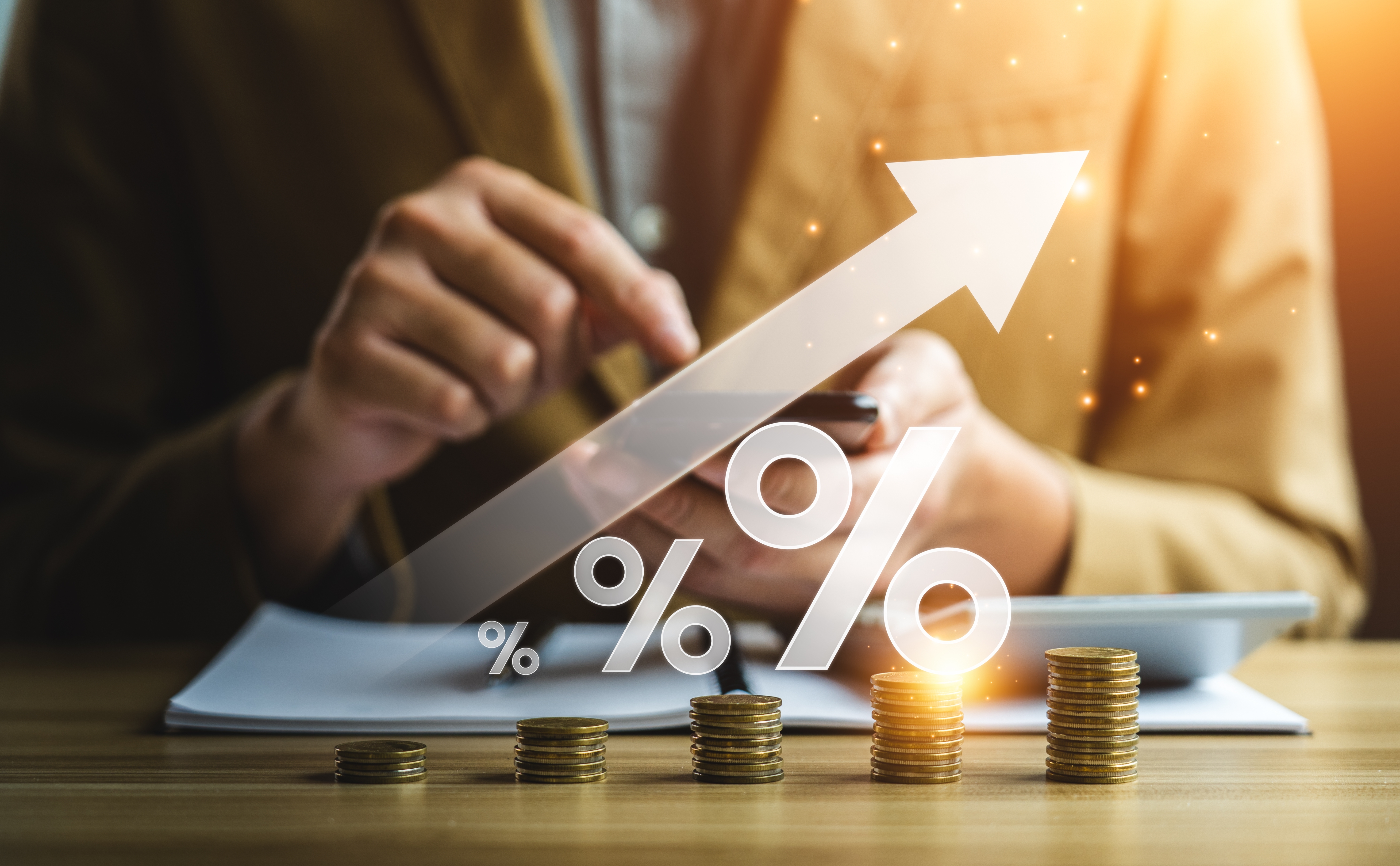 Genera intereses al guardar tu dinero en una cuenta de ahorro por un tiempo extendido.