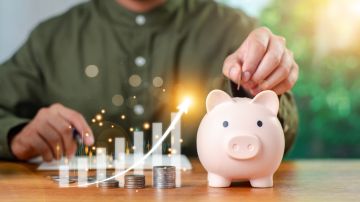 Crea una cuenta de ahorro en un banco de confianza para mejorar tus ingresos.