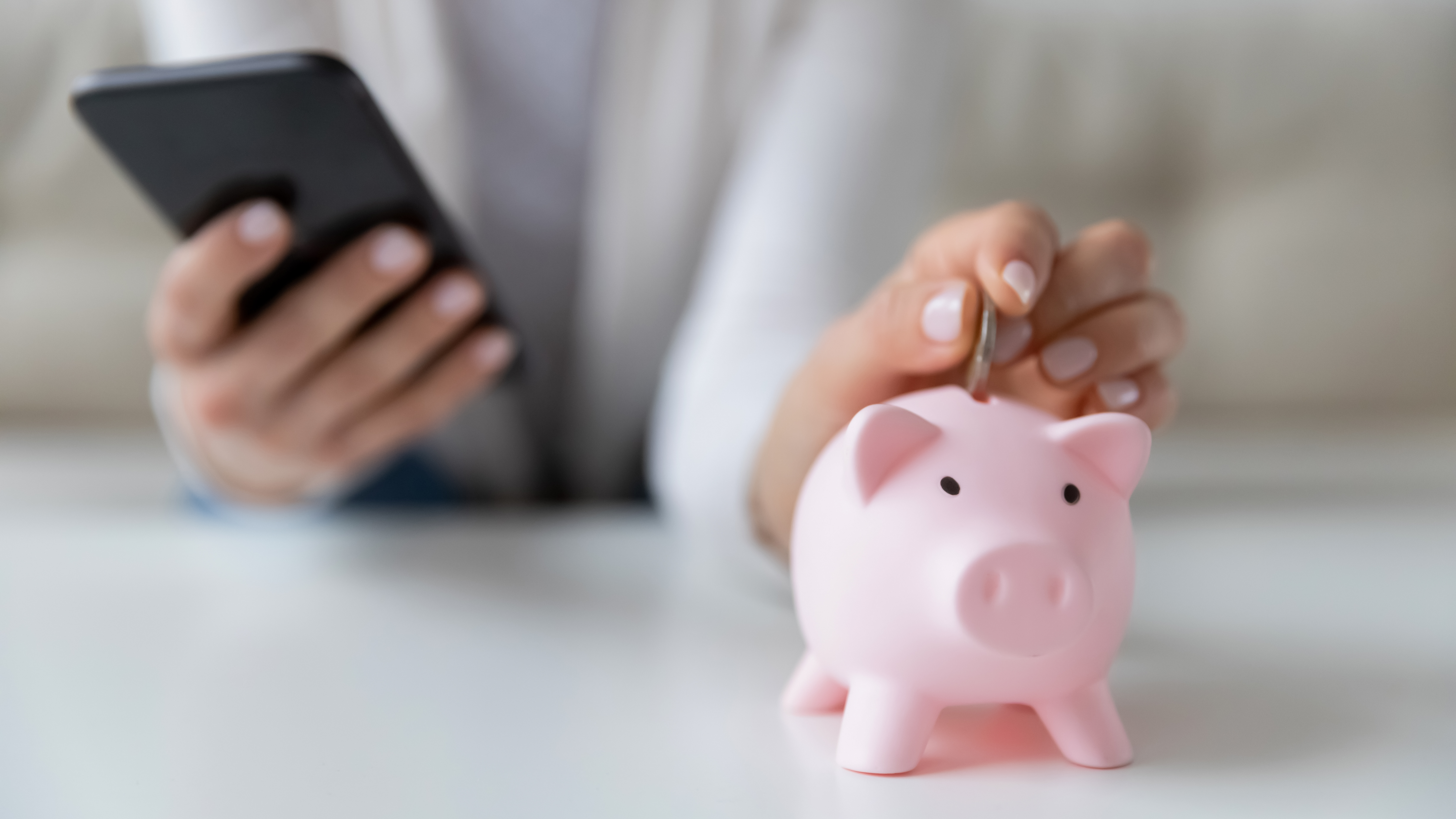Ahorra dinero desde la comodidad de tu celular con aplicaciones vinculadas a tu banco.