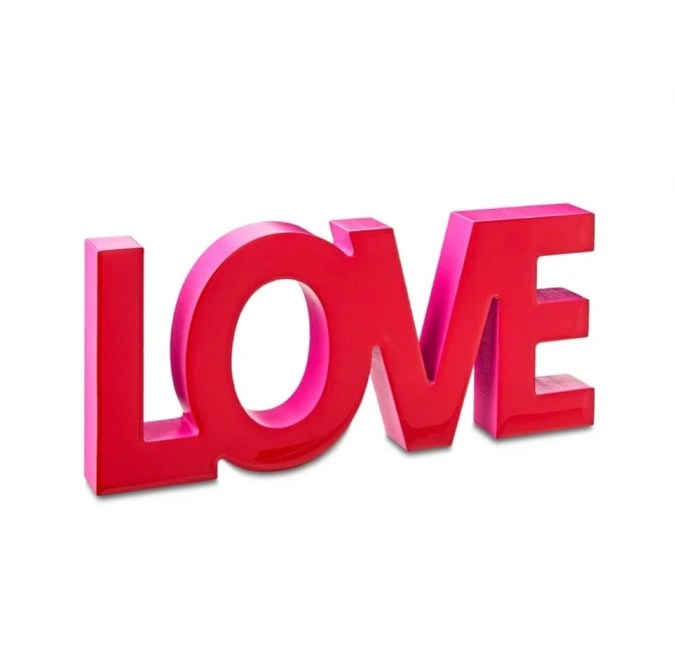 Decoración "Love" en madera de Walmart.