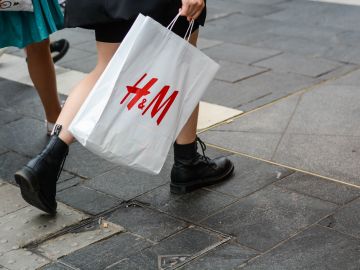 H&M tiene descuentos en su ropa de mujer que no puedes perderte.
