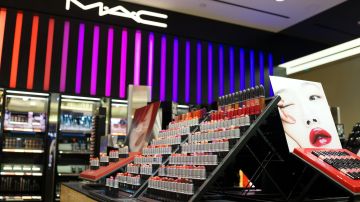 MAC Cosmetics tiene descuentos de 30% en sus productos de maquillaje.