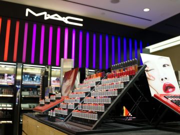 MAC Cosmetics tiene descuentos de 30% en sus productos de maquillaje.