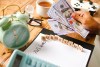 Crea un presupuesto mensual para mejorar tu salud financiera.
