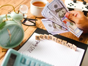 Crea un presupuesto mensual para mejorar tu salud financiera.