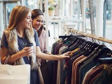 Adquiere ropa de marca por menor precio en las tiendas departamentales de Estados Unidos.