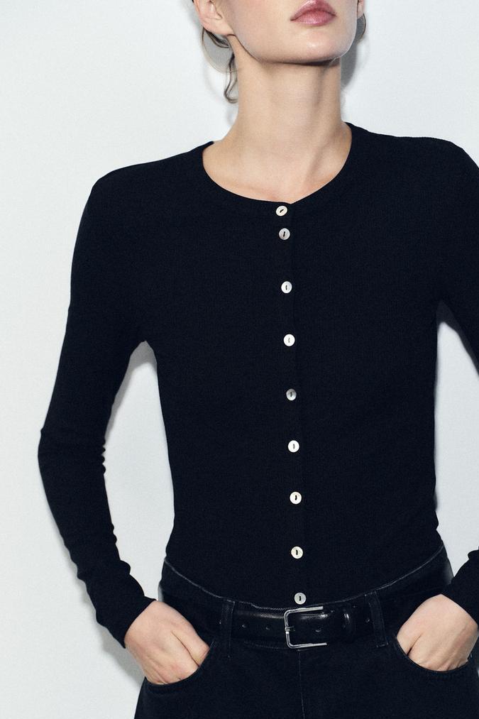 Camiseta Rib con botones de Zara