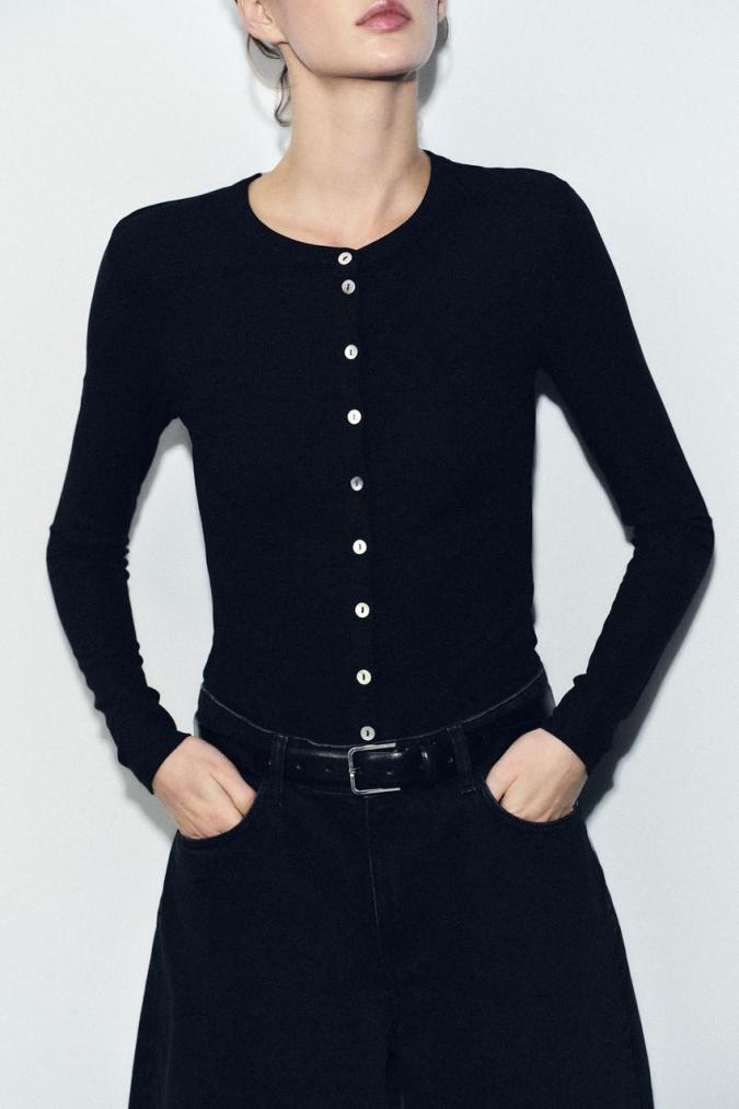 Camiseta Rib con botones de Zara