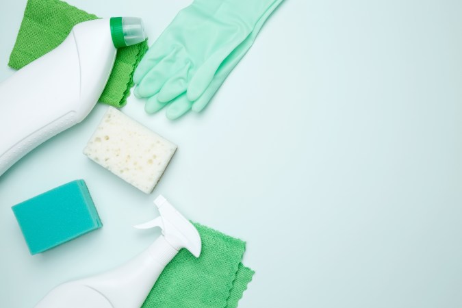 Usa productos multiuso para limpiar tu hogar.